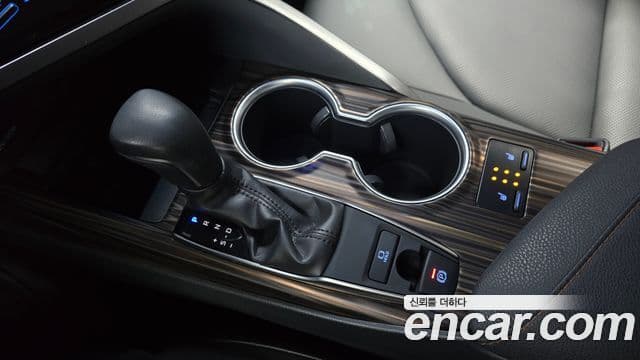 Toyota Camry 2019 — ფოტო 9/20