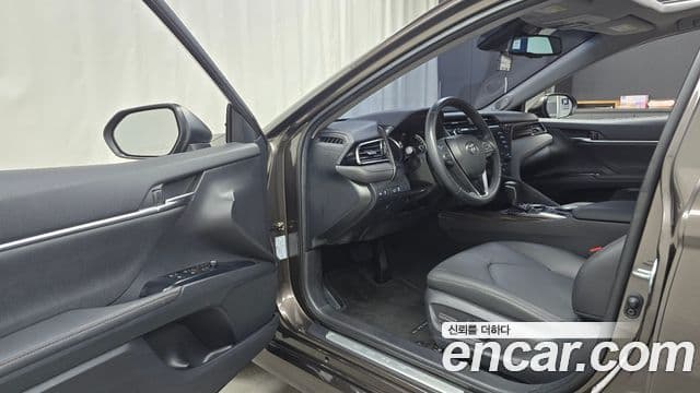 Toyota Camry 2019 — ფოტო 10/20