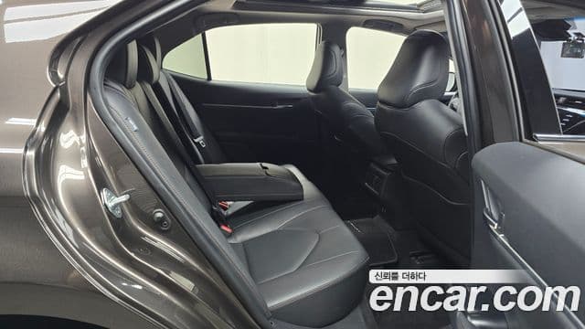 Toyota Camry 2019 — ფოტო 11/20