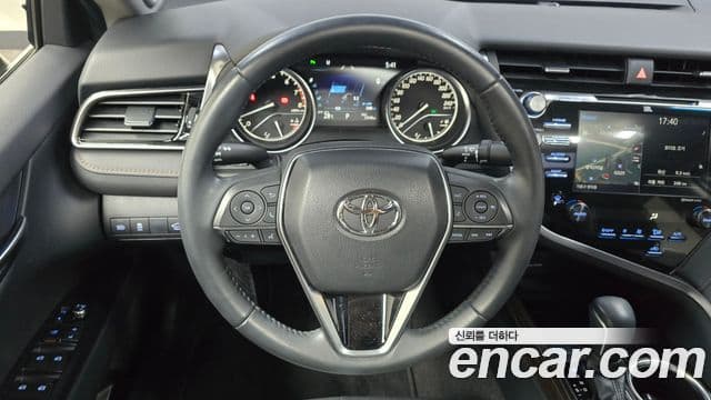 Toyota Camry 2019 — ფოტო 12/20