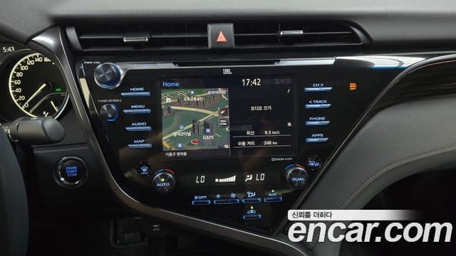 Toyota Camry 2019 — ფოტო 13/20