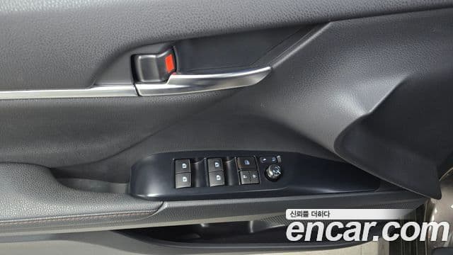 Toyota Camry 2019 — ფოტო 17/20
