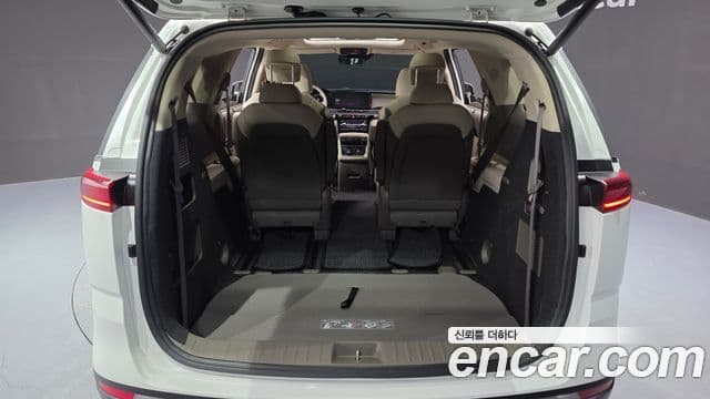 Kia Carnival 2023 — Фото 17/20