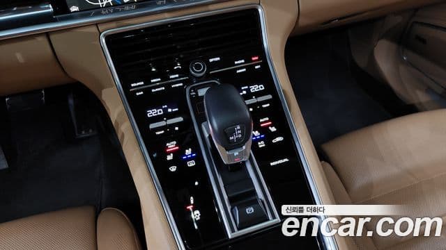 Porsche Panamera 2018 — Şəkil 35/40