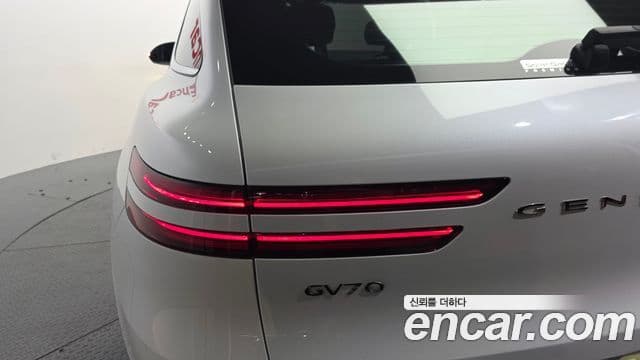 Genesis GV70 2021 — Photo 17/34