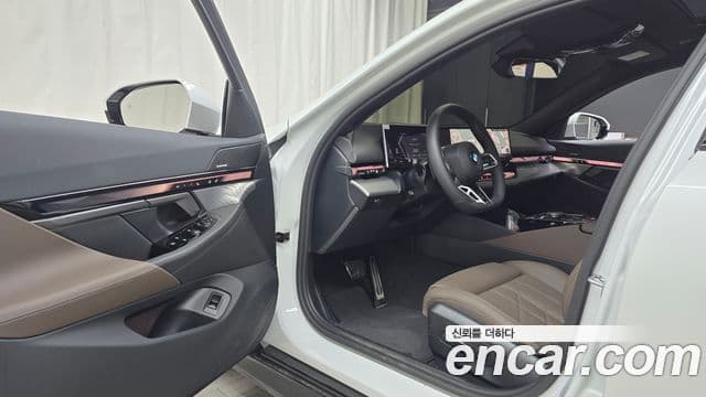 BMW 5 Series 2025 — ფოტო 10/20
