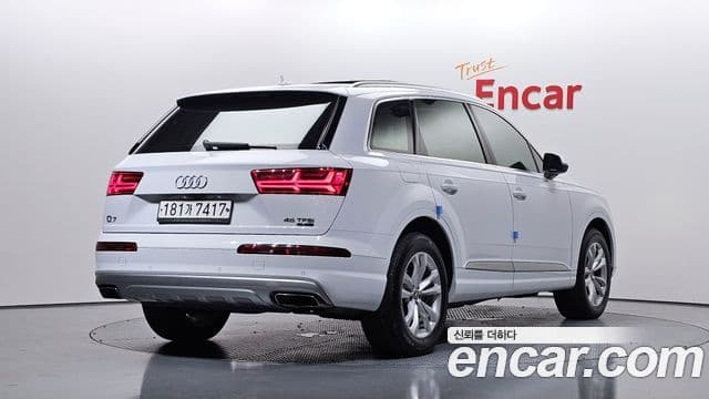 Audi Q7 2019 — ფოტო 2/20