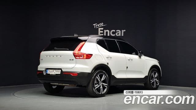 Volvo XC40 2020 — Фото 2/20