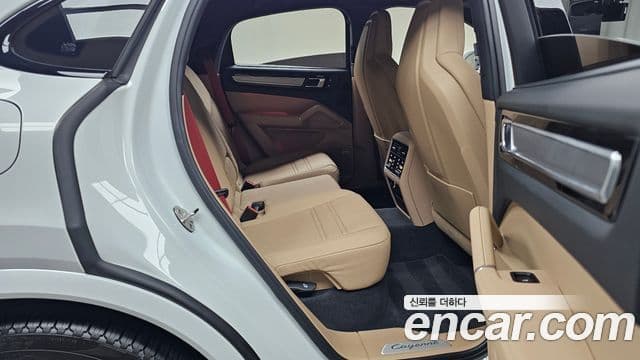 Porsche Cayenne 2022 — Photo 18/20