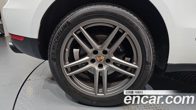 Porsche Macan 2021 — Photo 6/35