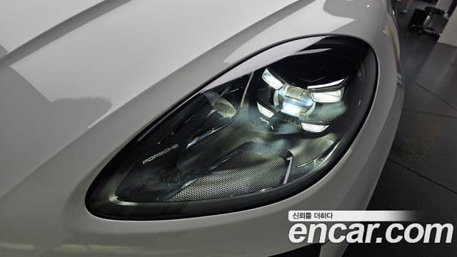 Porsche Macan 2021 — Photo 19/35