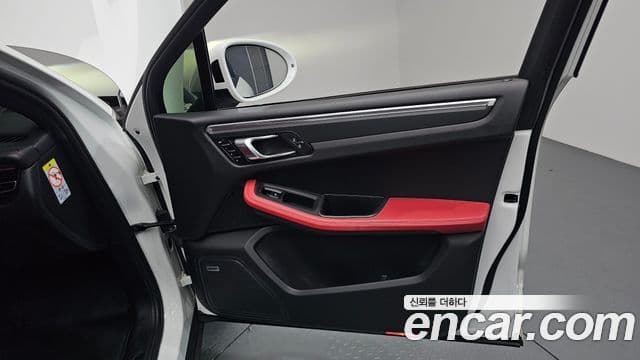 Porsche Macan 2021 — Photo 31/35