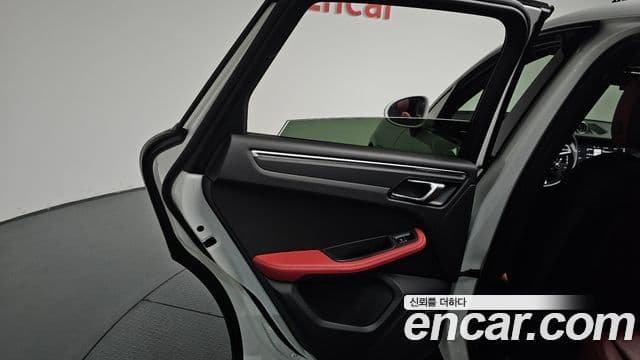 Porsche Macan 2021 — Photo 33/35