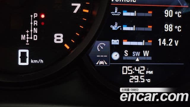 Porsche Macan 2021 — Photo 13/35