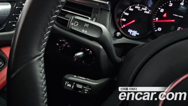 Porsche Macan 2021 — Photo 1/35