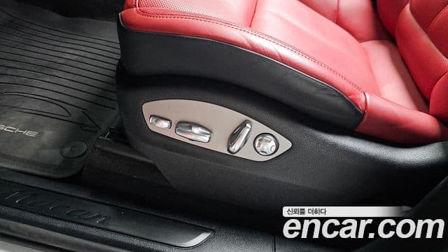 Porsche Macan 2021 — Photo 27/35