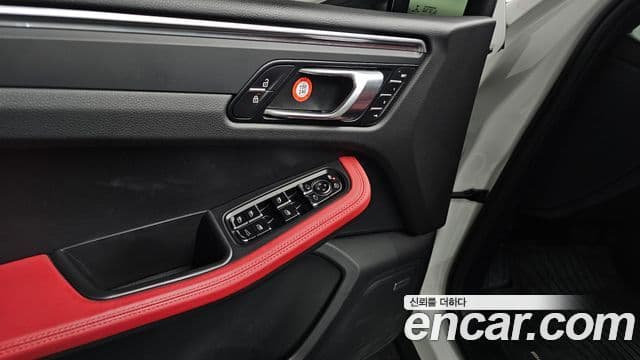Porsche Macan 2021 — Photo 8/35