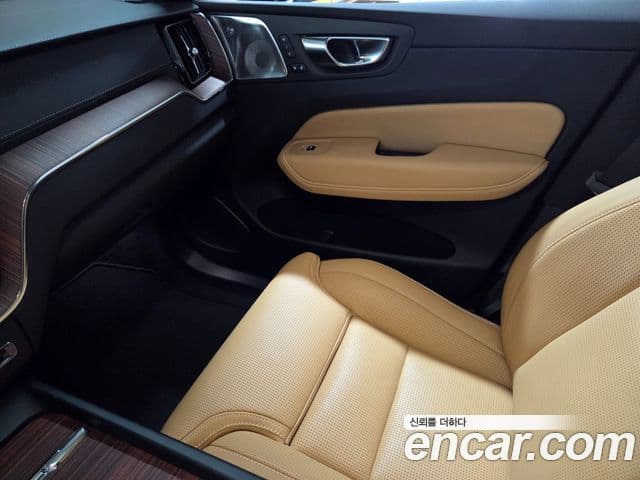 Volvo XC60 2025 — Фото 11/20