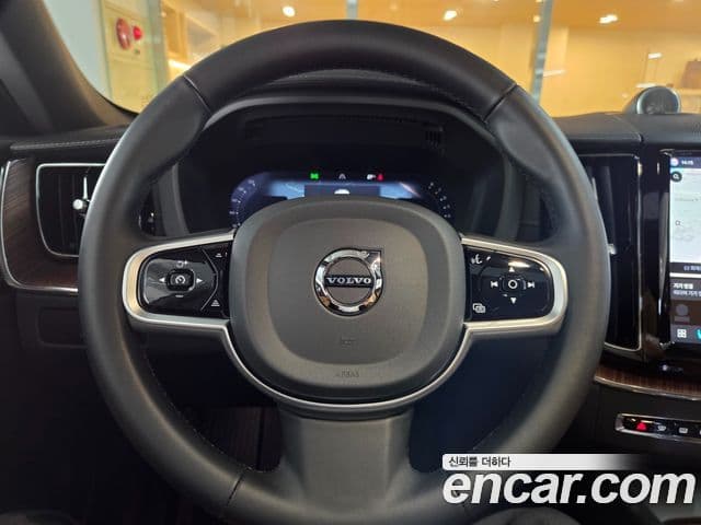Volvo XC60 2025 — Фото 12/20