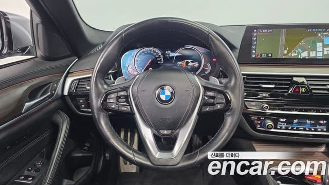 BMW 5 Series 2018 — ფოტო 13/20