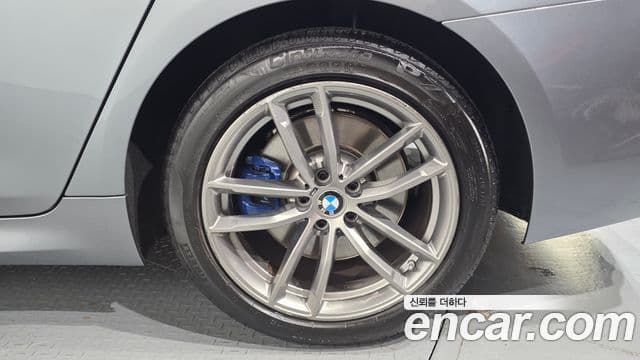 BMW 5 Series 2018 — Şəkil 29/35
