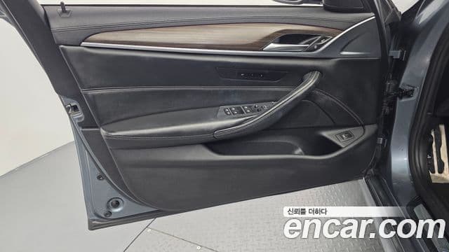 BMW 5 Series 2018 — Şəkil 19/35