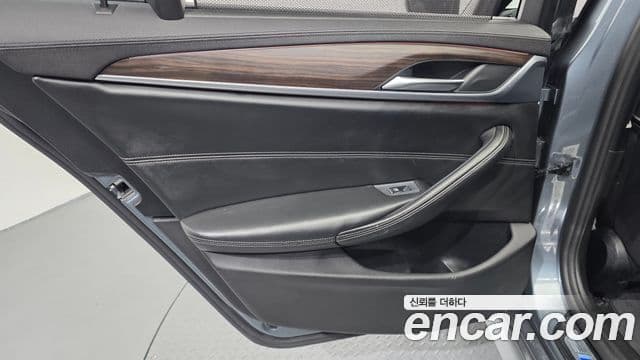 BMW 5 Series 2018 — Şəkil 21/35
