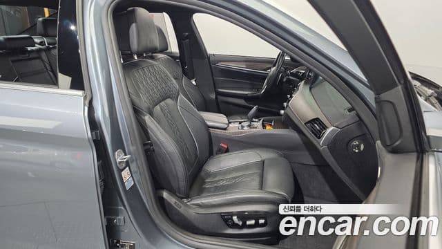 BMW 5 Series 2018 — Şəkil 12/35