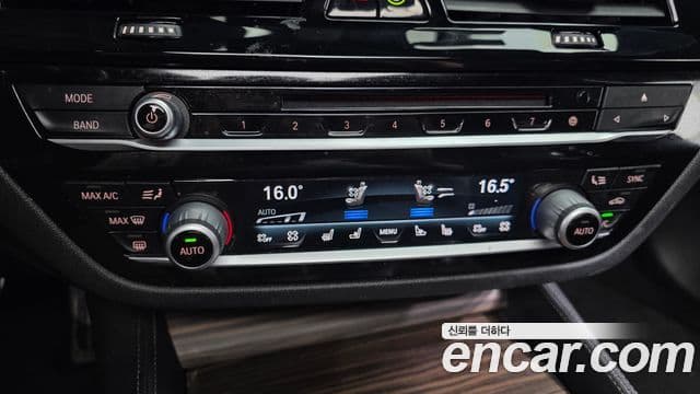 BMW 5 Series 2018 — Şəkil 17/35