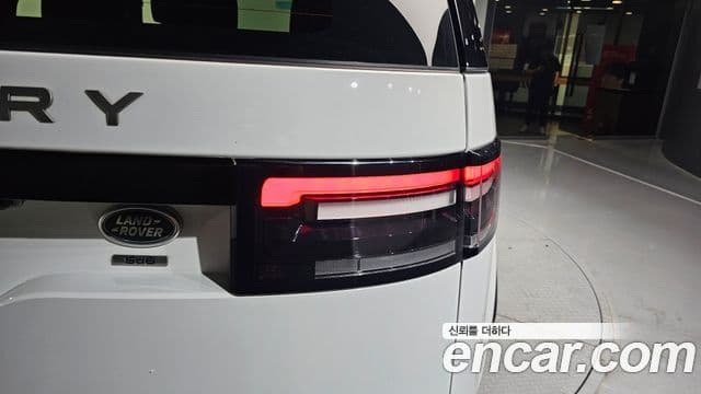 Land Rover Discovery 5 2019 — Photo 25/32
