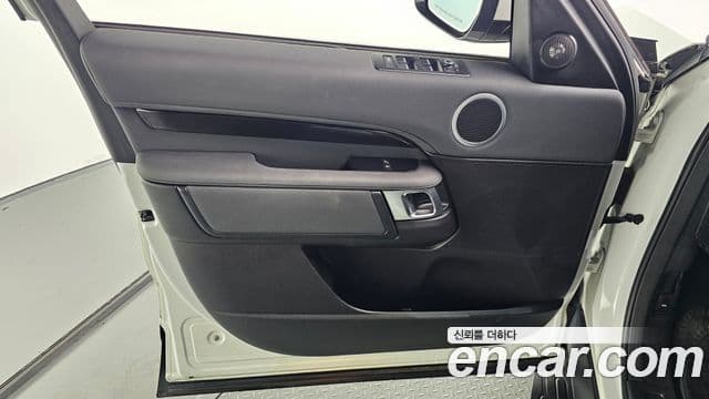 Land Rover Discovery 5 2019 — Photo 12/32