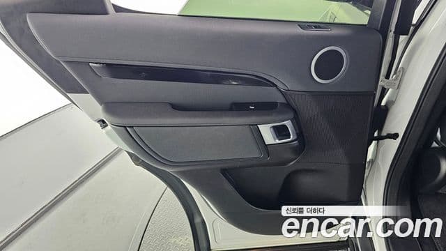 Land Rover Discovery 5 2019 — Photo 17/32