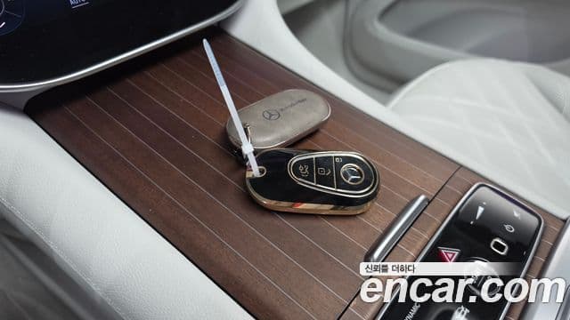 Mercedes-Benz EQS SUV 2023 — Photo 18/36