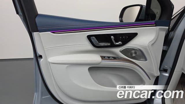 Mercedes-Benz EQS SUV 2023 — Photo 28/36