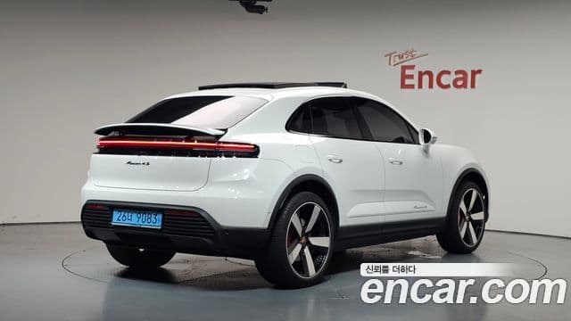 Porsche Macan EV 2025 — Photo 18/20