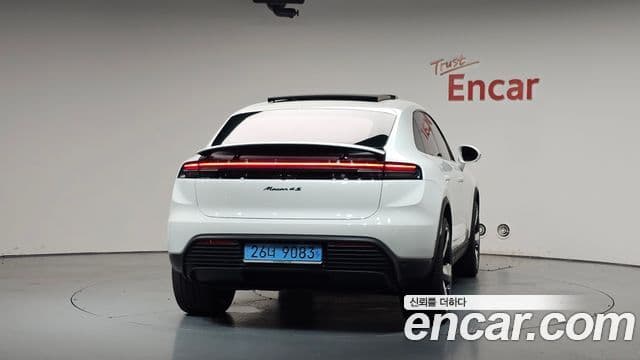 Porsche Macan EV 2025 — Photo 1/20