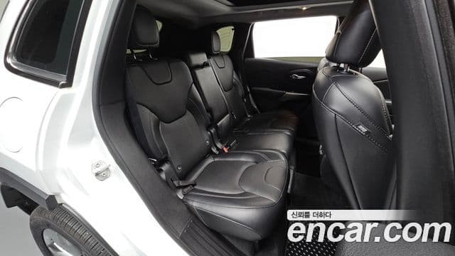 Jeep Cherokee 2021 — фото 11 из 20