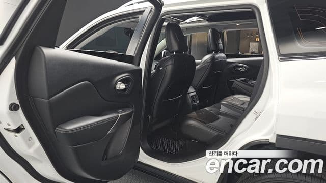 Jeep Cherokee 2021 — фото 12 из 20