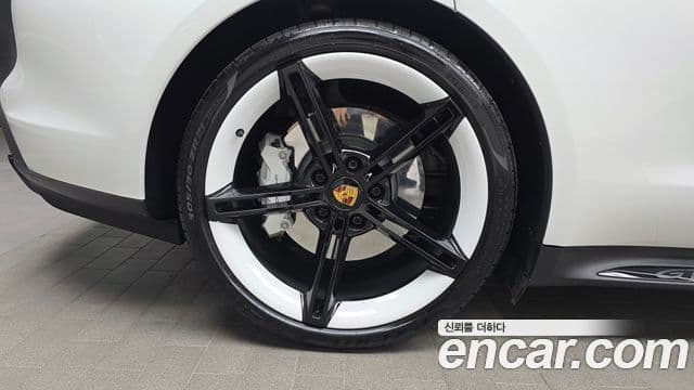 Porsche Taycan 2023 — Şəkil 26/32