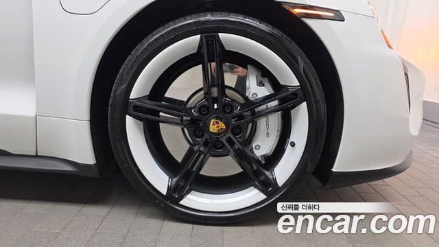 Porsche Taycan 2023 — Şəkil 19/32