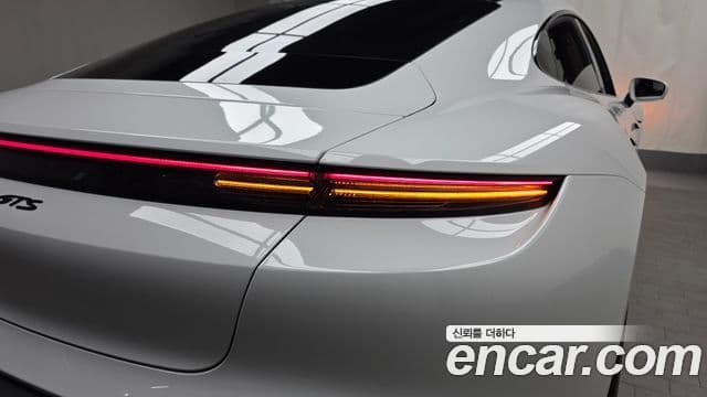 Porsche Taycan 2023 — Şəkil 29/32