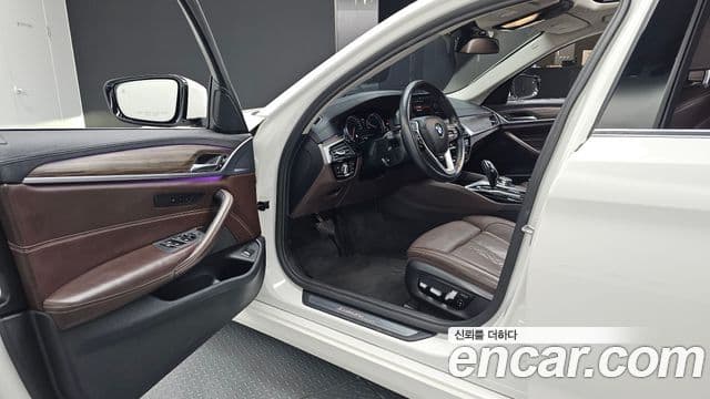 BMW 5 Series 2018 — Şəkil 9/20