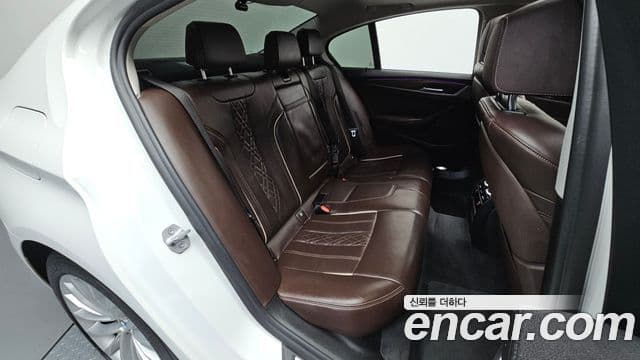 BMW 5 Series 2018 — Şəkil 11/20