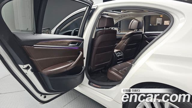 BMW 5 Series 2018 — Şəkil 12/20