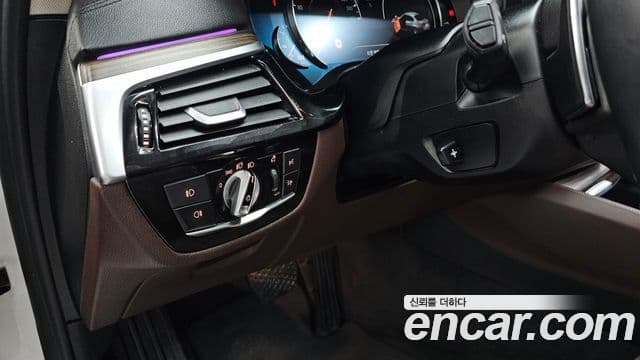 BMW 5 Series 2018 — Şəkil 17/20