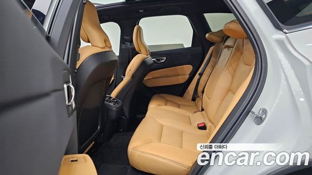 Volvo XC60 2023 — Фото 12/20