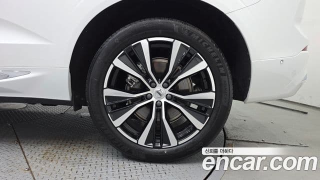 Volvo XC60 2023 — Photo 17/32