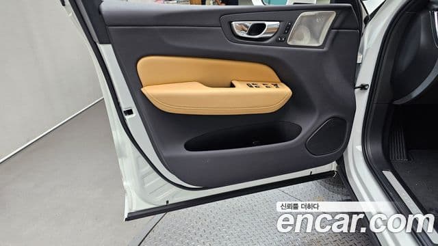 Volvo XC60 2023 — Photo 32/32