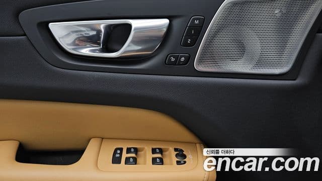 Volvo XC60 2023 — Photo 4/32