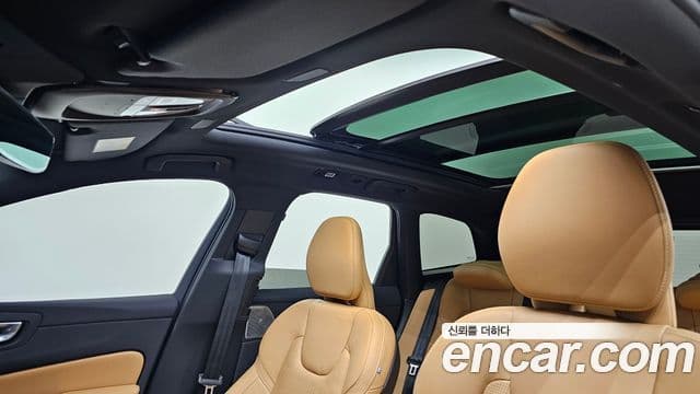 Volvo XC60 2023 — Photo 18/32